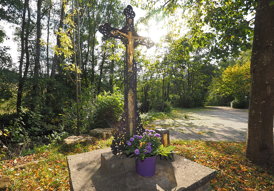 Kreuz vor der Kirche