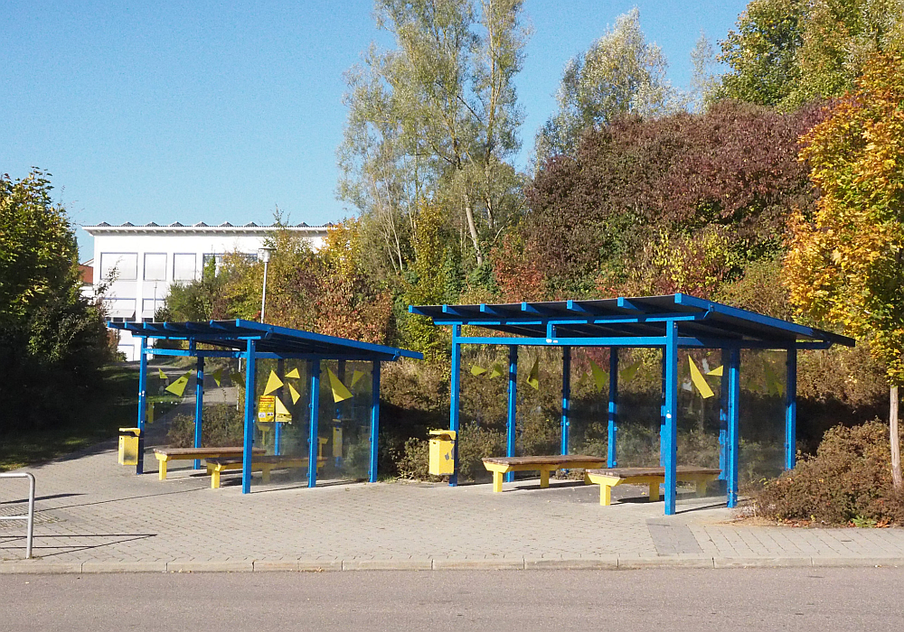 Busbahnhof bei der Schule